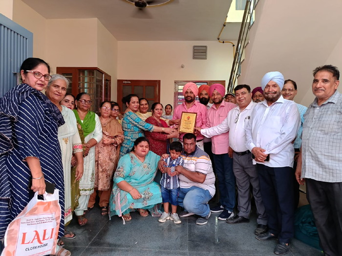 Sardar Davinder Singh, who retired from the train coach factory, was honoured: President Goldi
